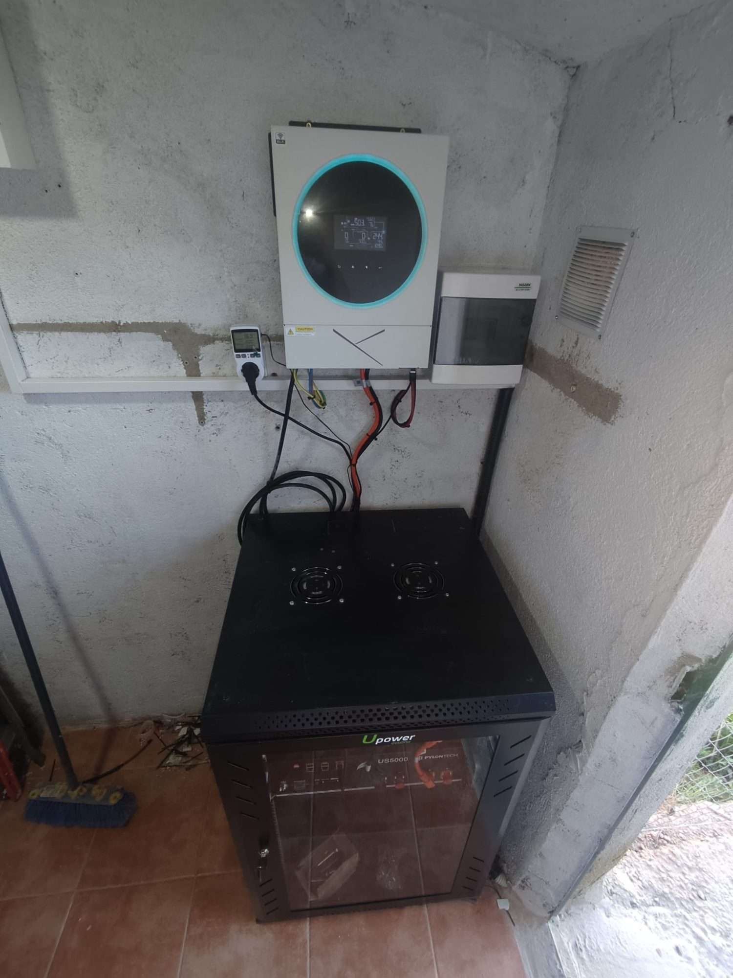 Inversor Voltronic Axpert cargando con grupo electrógeno