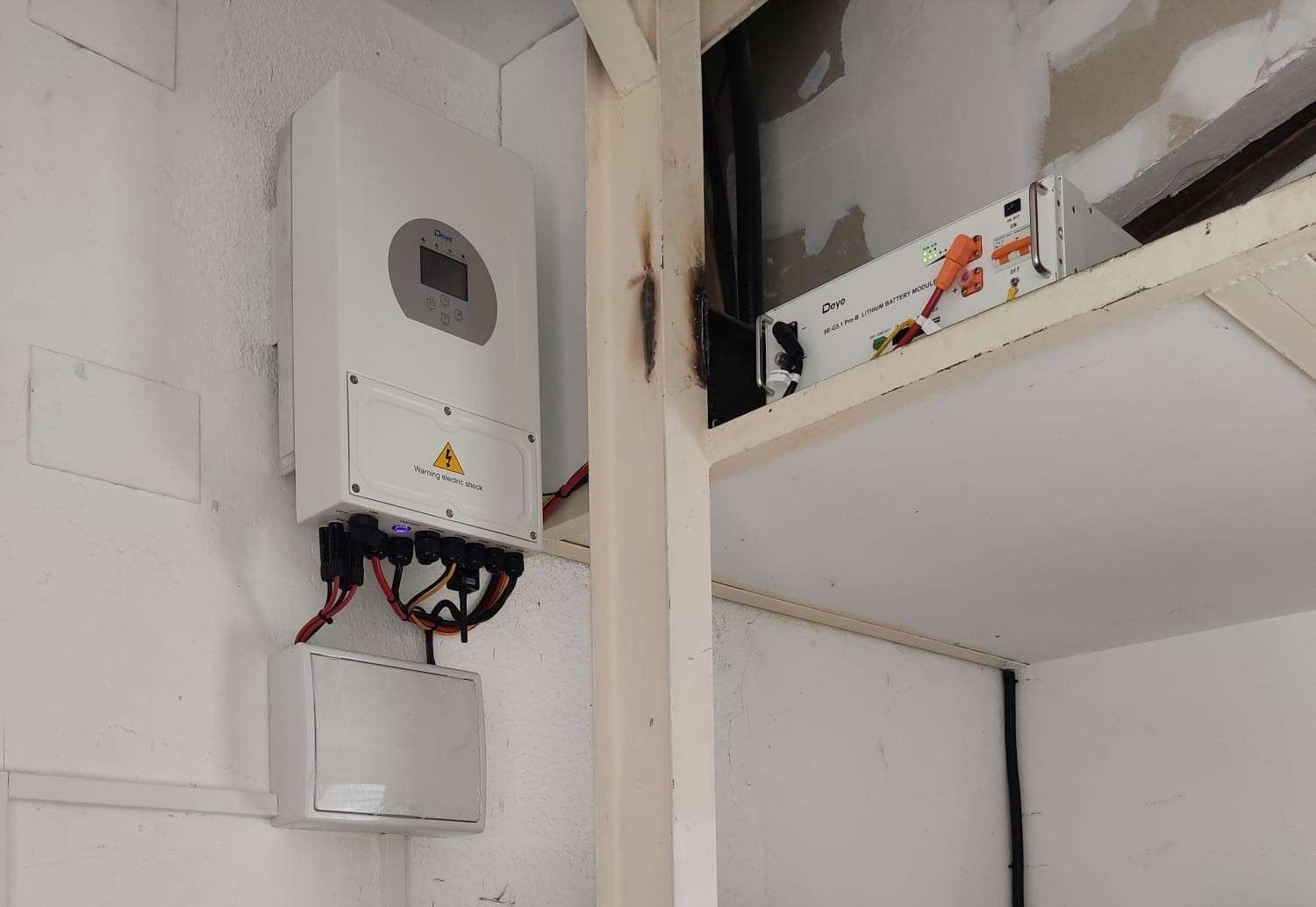 Ejemplo de instalación con inversor y batería Deye