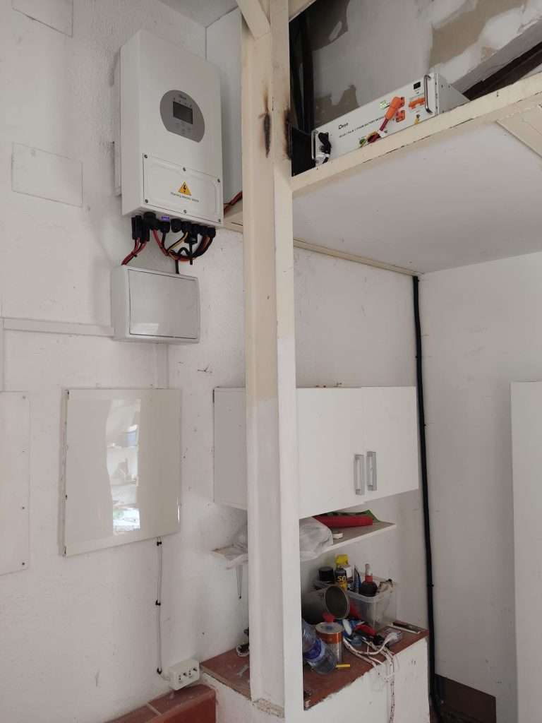 Ejemplo de instalación con inversor y batería Deye