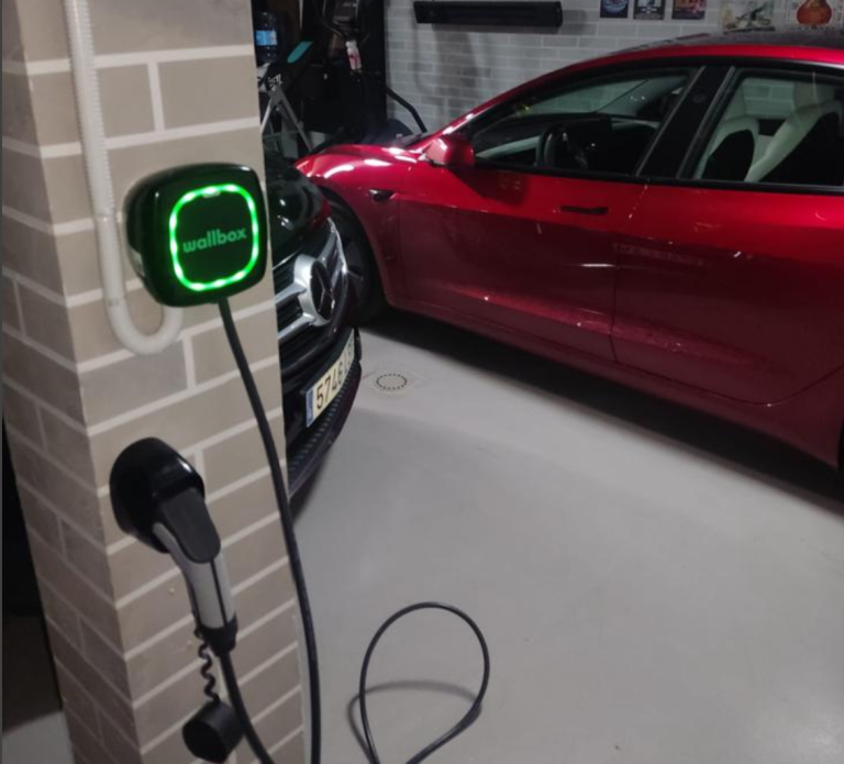 Cargador de vehículo con paneles solares