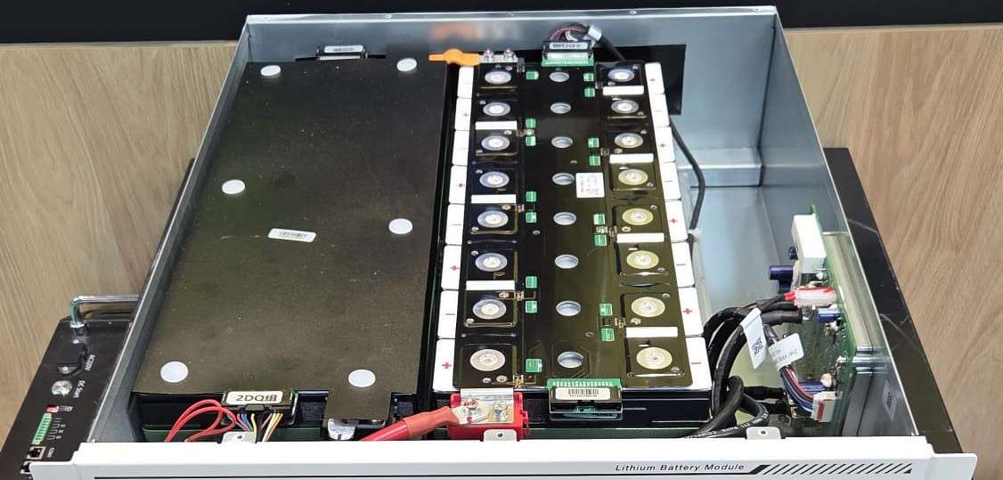 Celdas prismáticas dentro de una batería abierta