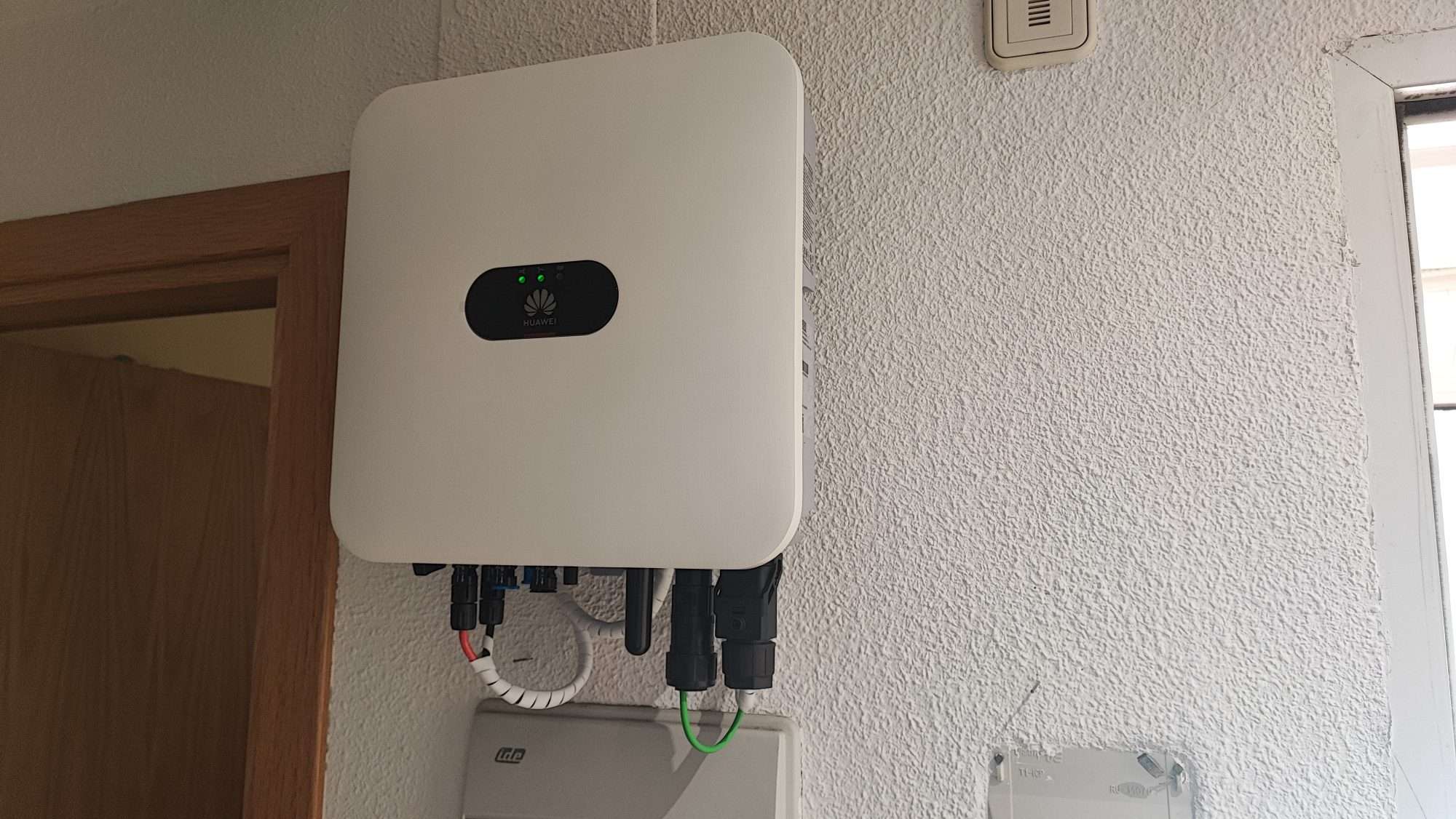 Inversor Huawei instalado en vivienda residencial