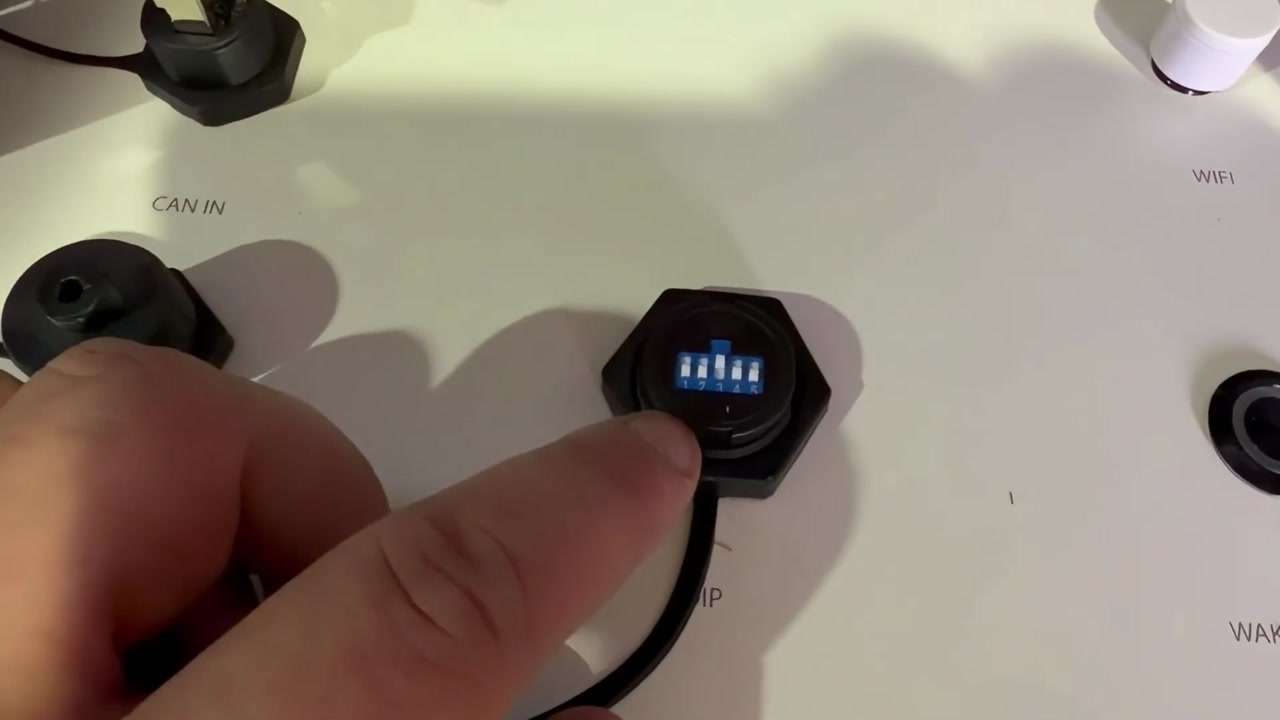 Configuración de DIP switch con PIN 3 en ON para inversor Deye