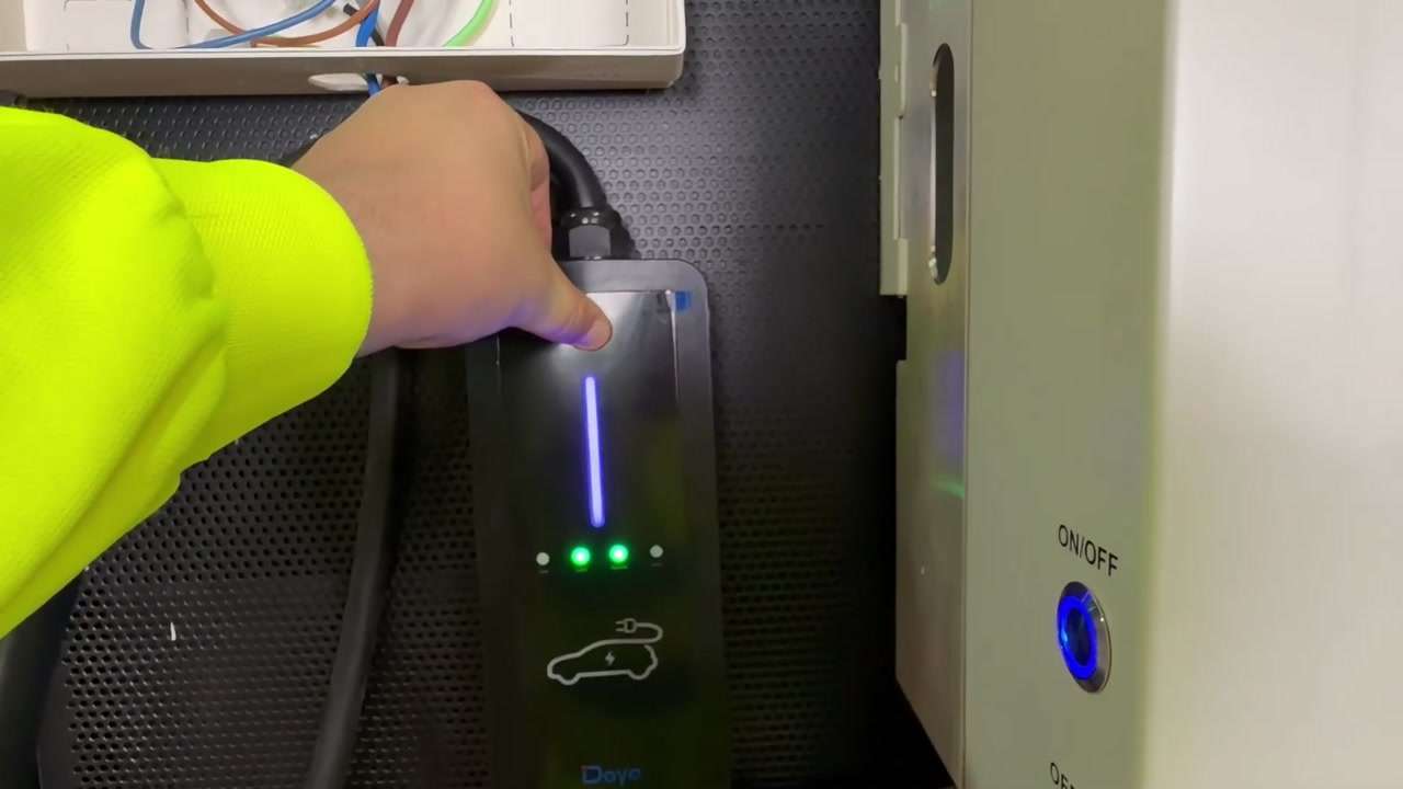 Botón del cargador Deye en color morado durante el proceso de emparejamiento LoRa