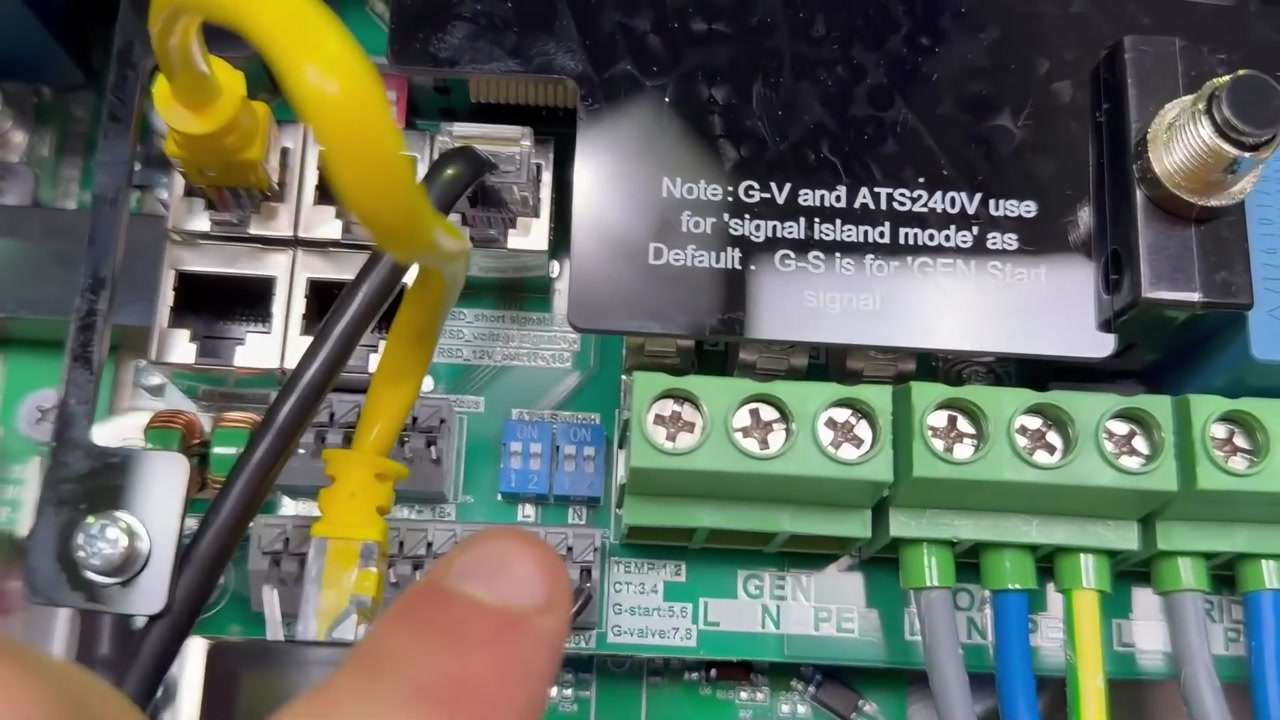 DIP switches del inversor Deye en posición ON