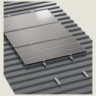 Kit de estructura Sunfer para 15 paneles solares en vertical – cubierta metálica con microraíl zincado - CuencaSolar