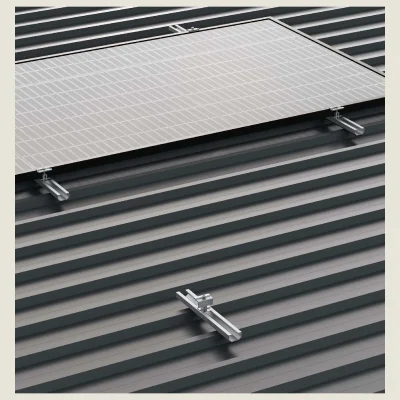 Kit de estructura Sunfer para 12 paneles solares en vertical – cubierta grecada con microraíl y toma de tierra - CuencaSolar