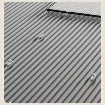 Kit de estructura Sunfer para 3 paneles solares en horizontal – cubierta metálica con toma de tierra integrada - CuencaSolar
