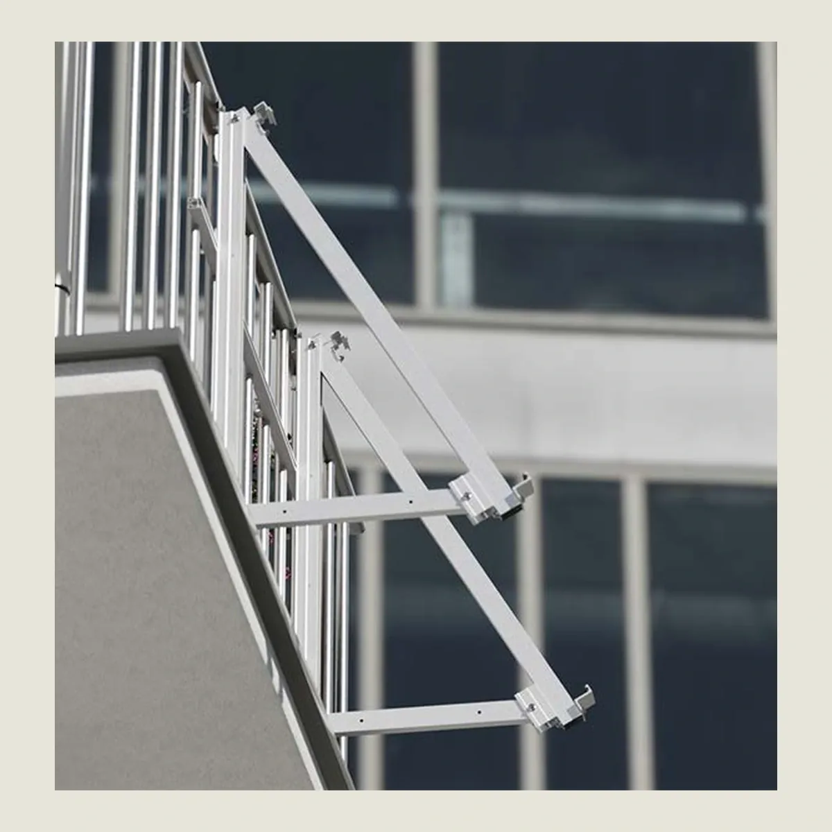 Kit de estructura Sunfer para 4 paneles solares en horizontal – balcón o barandilla con soportes independientes regulables a 3°, 15° o 30° - CuencaSolar